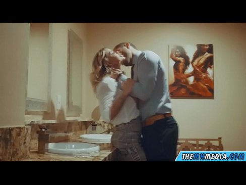 ❤️ As in busty blonde jo ferliedt yn in iepenbier toilet ❤️ Anale fideo op fy.my-hentai-gallery.ru ❌️❤